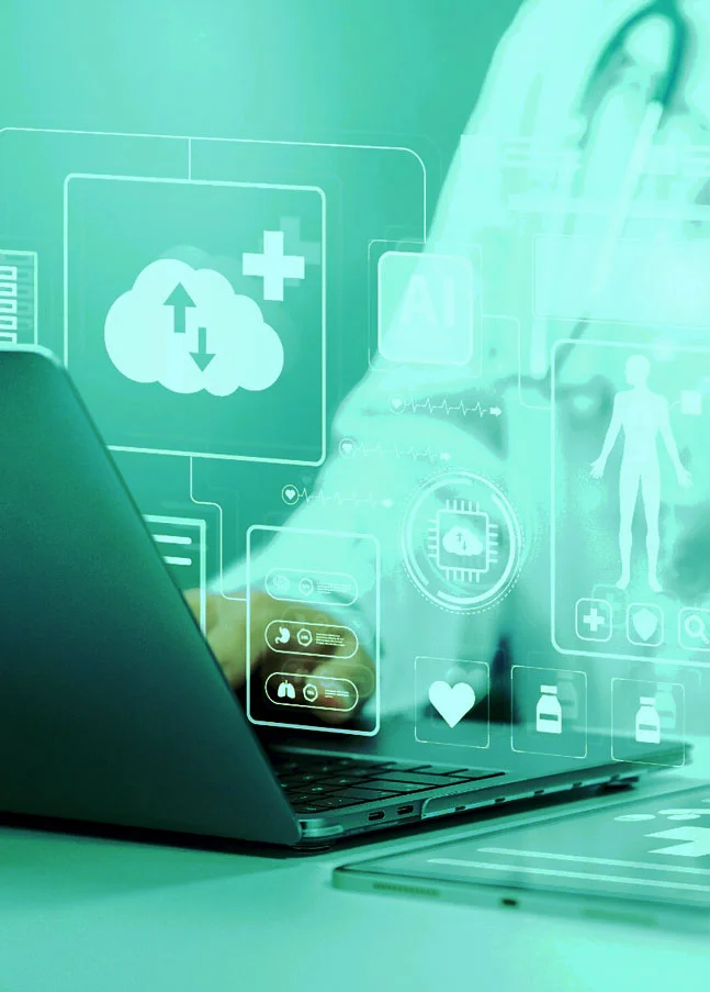 Digitale Cloud- und Datensymbole über Laptop als Beispiel für GxP-konforme Cloud- und SaaS-Systemvalidierung.