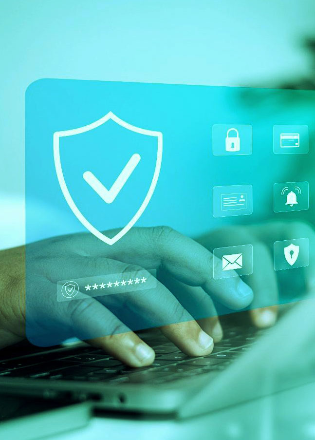 Laptop mit digitalem Sicherheitssymbol als Darstellung von Datenintegrität, Audit Trail und Compliance in regulierten Systemen.