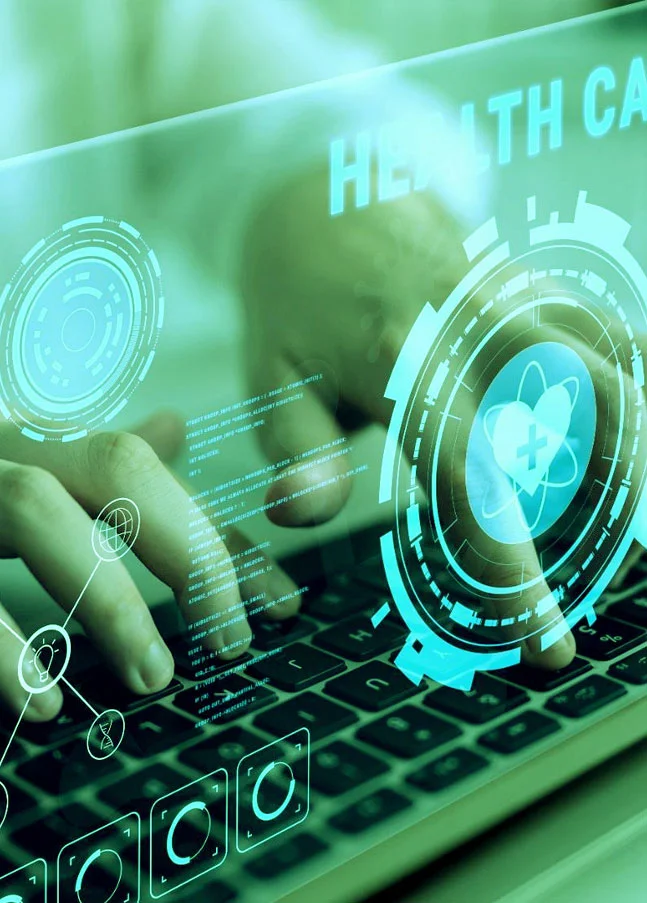 Laptop mit digitalem Healthcare-Dashboard als Darstellung von IT-Systemen und Compliance im regulierten Gesundheitsumfeld.