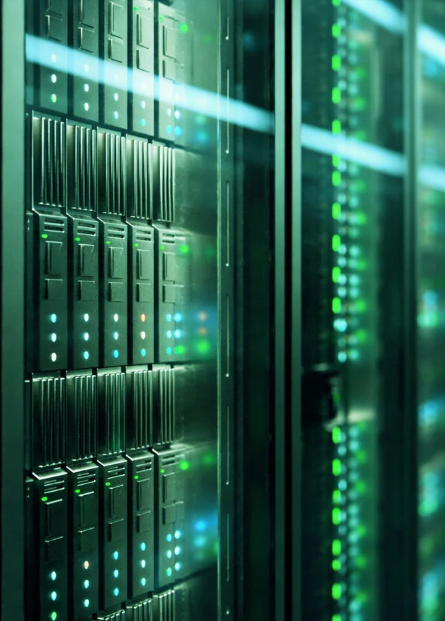 Rechenzentrum mit Servern als Beispiel für IT-Infrastruktur-Qualifizierung und Compliance in regulierten Unternehmen.