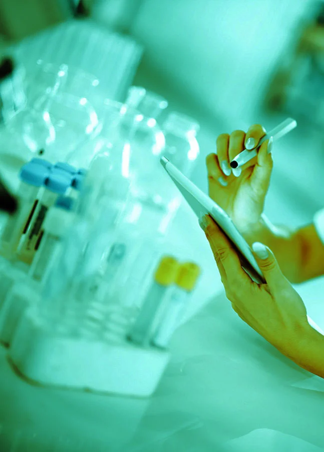 Laborarbeit mit digitaler Datenerfassung als Beispiel für Lab-IT Validierung und GxP-Compliance.