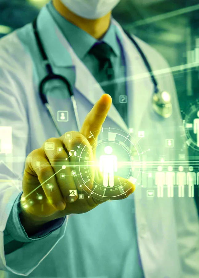 Laborfachkraft arbeitet mit digitalem Interface – Symbol für integriertes LIMS mit SAP im elektronischen Qualitätsmanagementsystem.