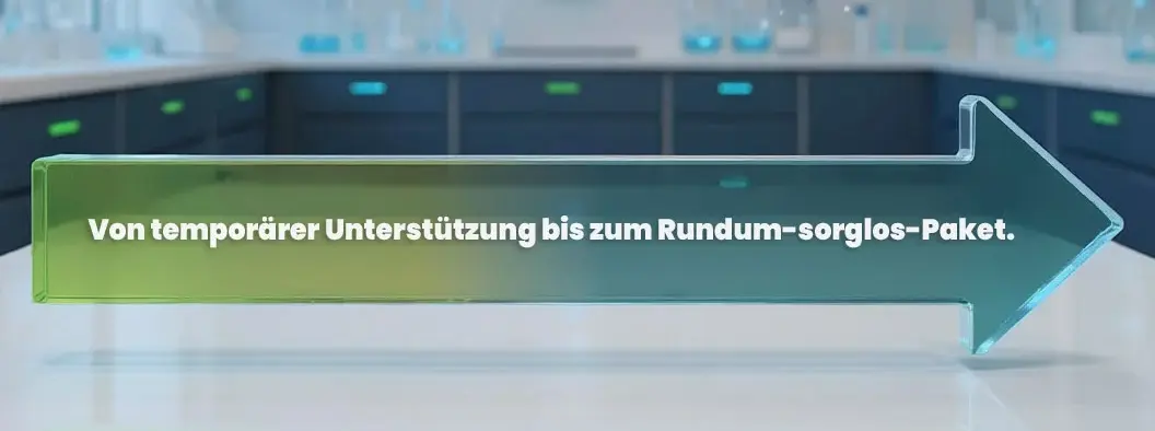 Moderner Pfeil mit Farbverlauf in Blau und Grün mit dem Text „Von temporärer Unterstützung bis zum Rundum-sorglos-Paket“ in einer futuristischen Pharma-Laborumgebung