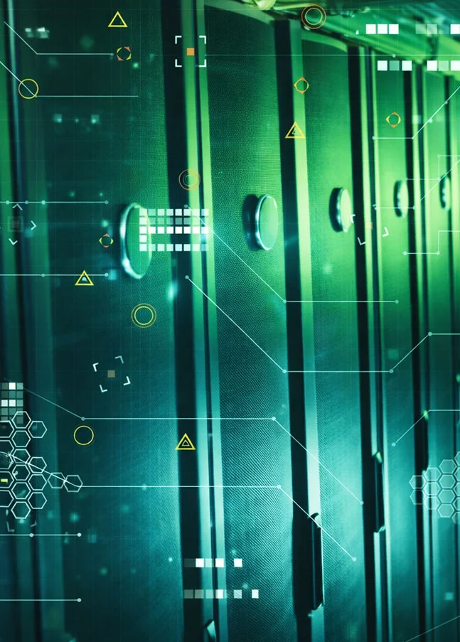 Server-Infrastruktur mit digitalen Netzwerk- und Datensymbolen – Darstellung der Validierung und Compliance von SAP Cloud-Systemen in regulierten Unternehmen.