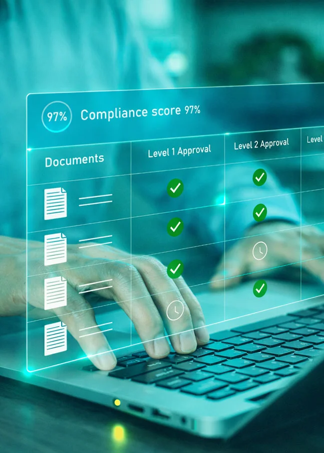 Laptop mit digitalem Compliance- und Audit-Dashboard als Symbol für Auditmanagement und Maßnahmenverfolgung in SAP S/4HANA.