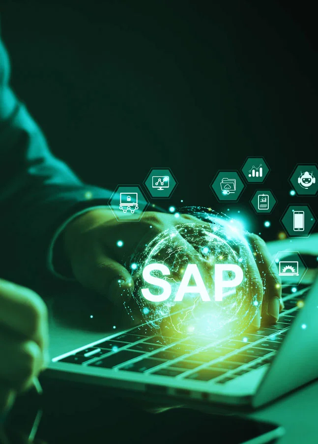 Laptop mit SAP-Datenvisualisierung als Beispiel für S/4HANA Brownfield-Transformation.