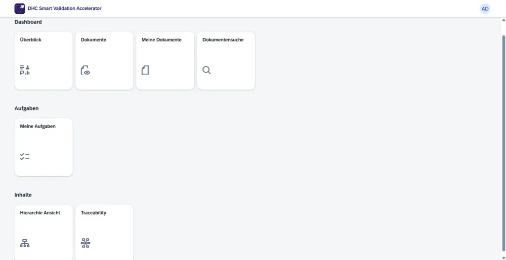 Dashboard einer Validierungssoftware mit Funktionen für Dokumentenmanagement, Aufgabenübersicht und Traceability; daneben Beschreibung automatisierter Validierungsprozesse mit Audit-Trail, elektronischen Signaturen und Fokus auf minimiertes Compliance-Risiko.