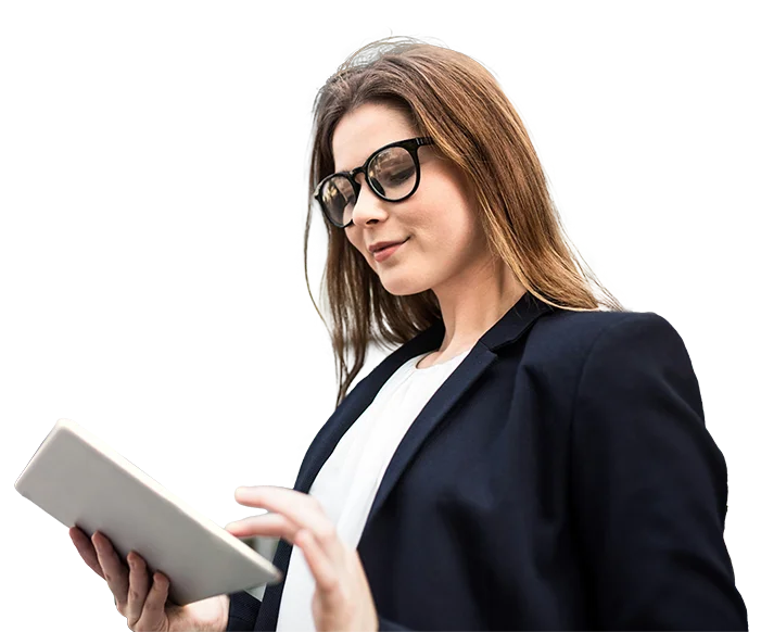 Beraterin arbeitet am Laptop – Symbol für SAP, GxP Compliance und digitale Transformation in der Life Sciences Industrie