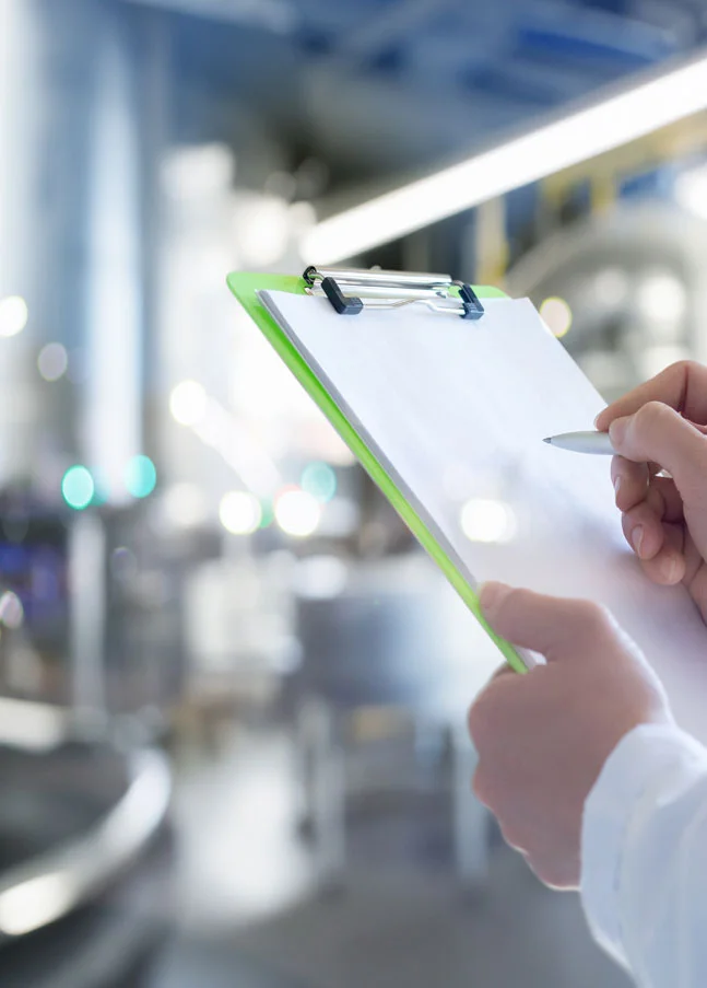 Quality inspection on the production line with digital inspection documentation in the integrated CAQ system of SAP QM.