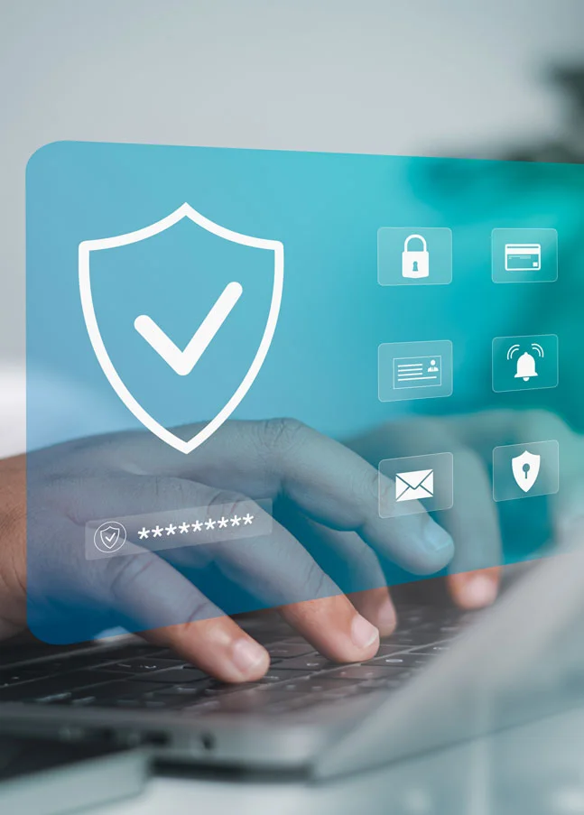 Laptop mit digitalem Sicherheitssymbol als Darstellung von Datenintegrität, Audit Trail und Compliance in regulierten Systemen.