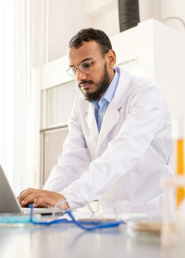 Mitarbeiter im Life-Sciences-Umfeld arbeitet an der Computersystemvalidierung im Rahmen eines IT-Compliance-Frameworks