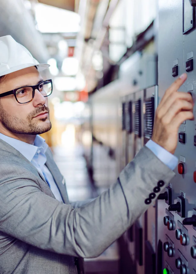 Rechenzentrum mit Servern als Beispiel für IT-Infrastruktur-Qualifizierung und Compliance in regulierten Unternehmen.