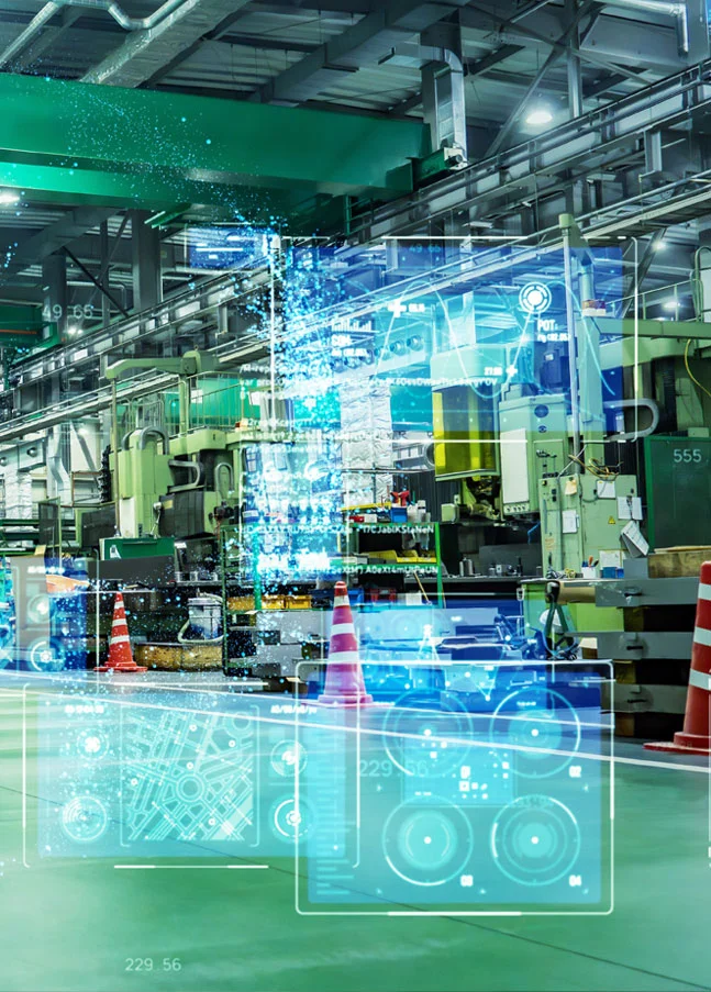 Vernetzte Produktionshalle mit digitalen Datenanzeigen als Beispiel für SAP QIM Ablösung und S/4HANA Migration.