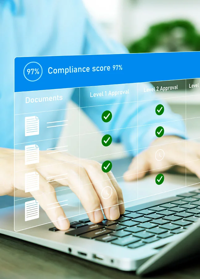 Laptop mit digitalem Compliance- und Audit-Dashboard als Symbol für Auditmanagement und Maßnahmenverfolgung in SAP S/4HANA.